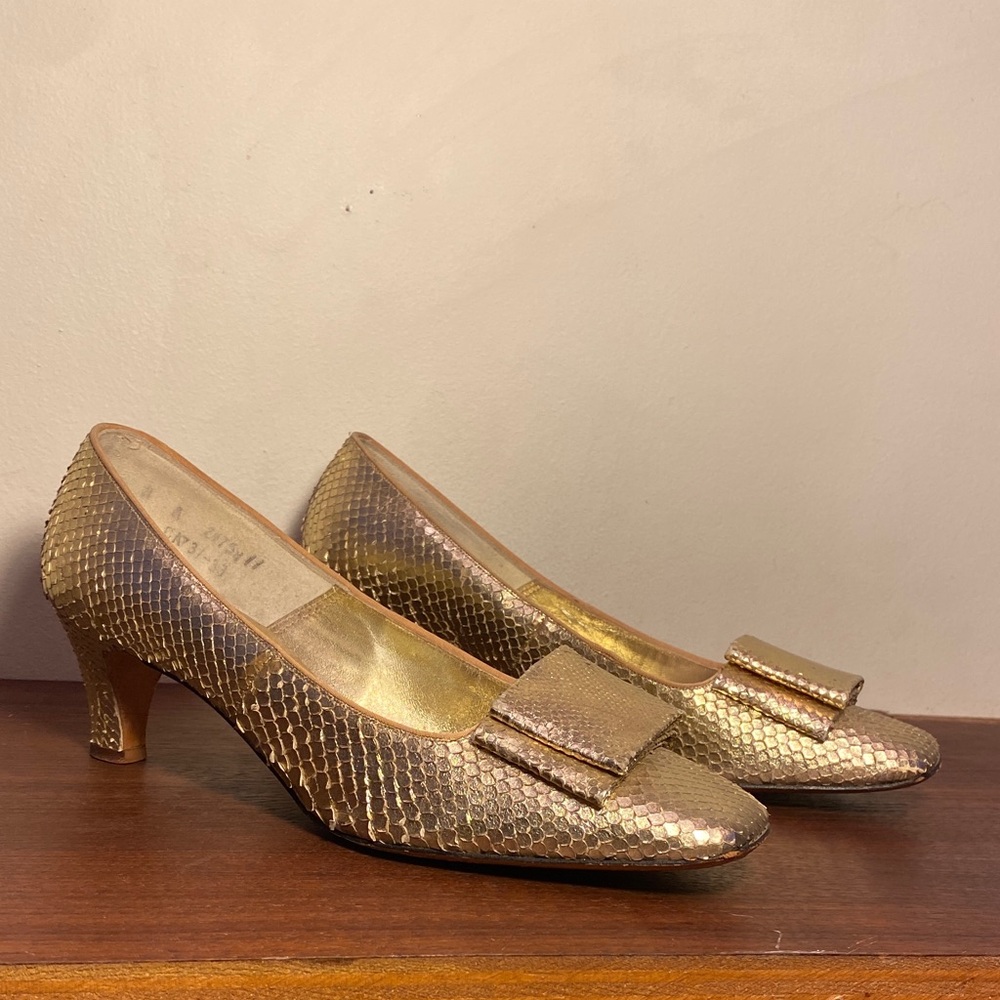 Vintage 1960s Metallic GOLD Snakeskin Pumps with Bow! Size 7